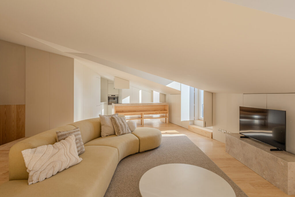 Um apartamento no último piso depois da obra