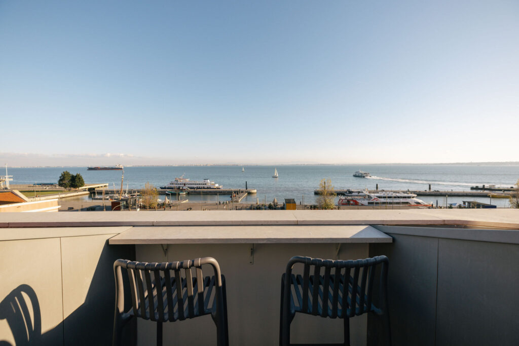 Balcony with two chairs overlooking the river – LIOZ Lisboa