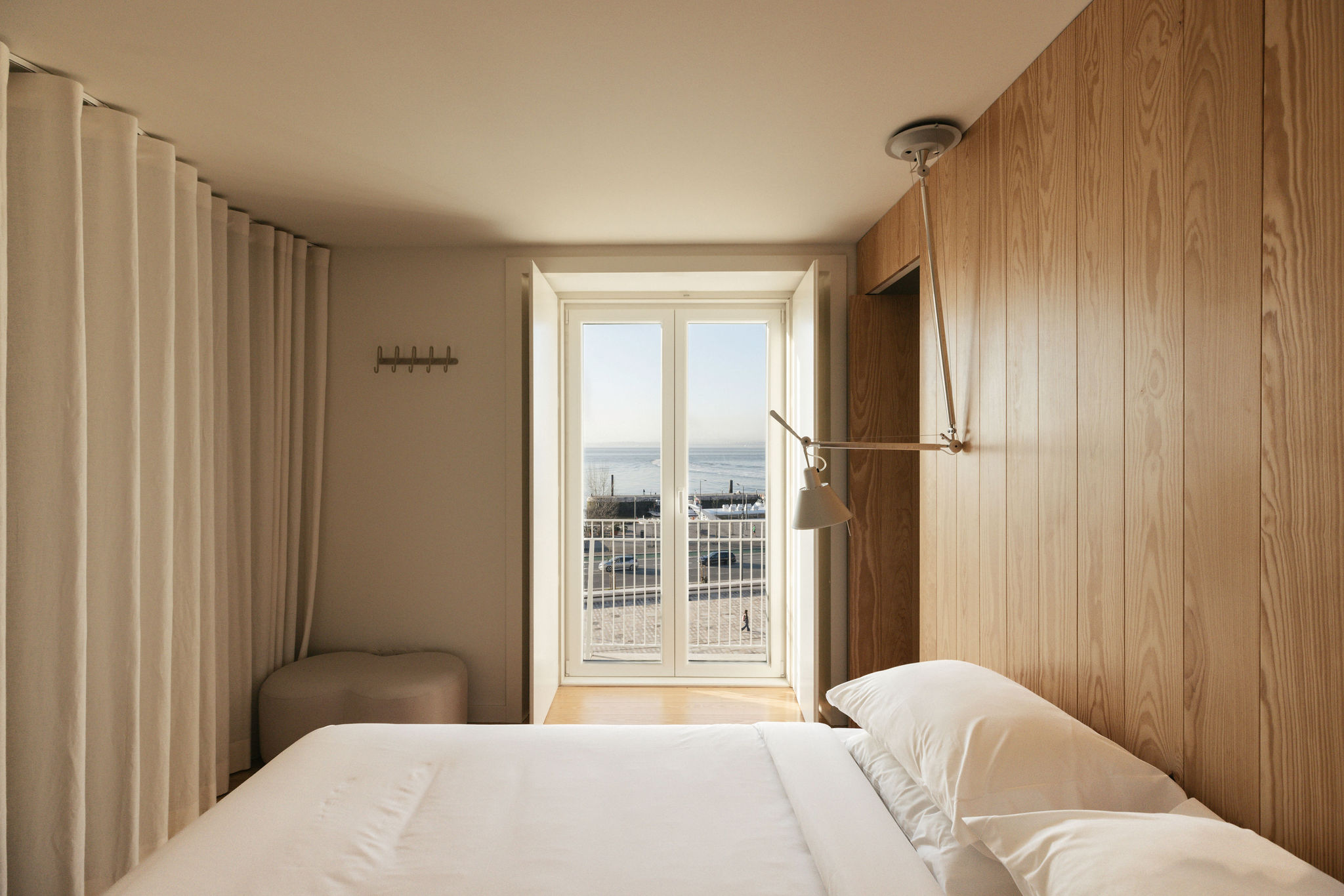 Bedroom with a window onto the Tagus