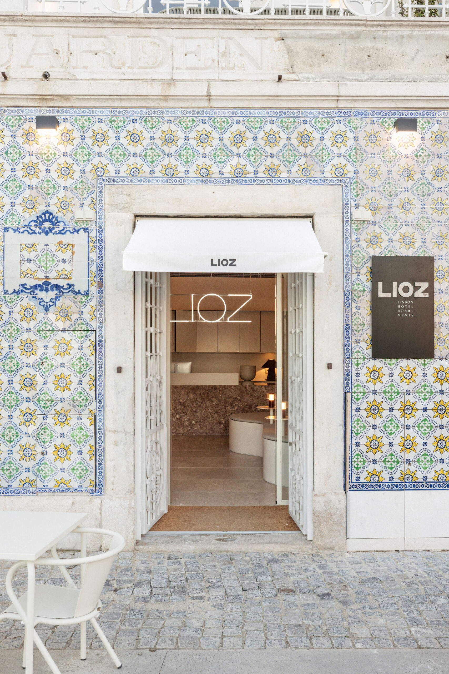 The tiled front of LIOZ Lisboa, with the doors open onto the reception